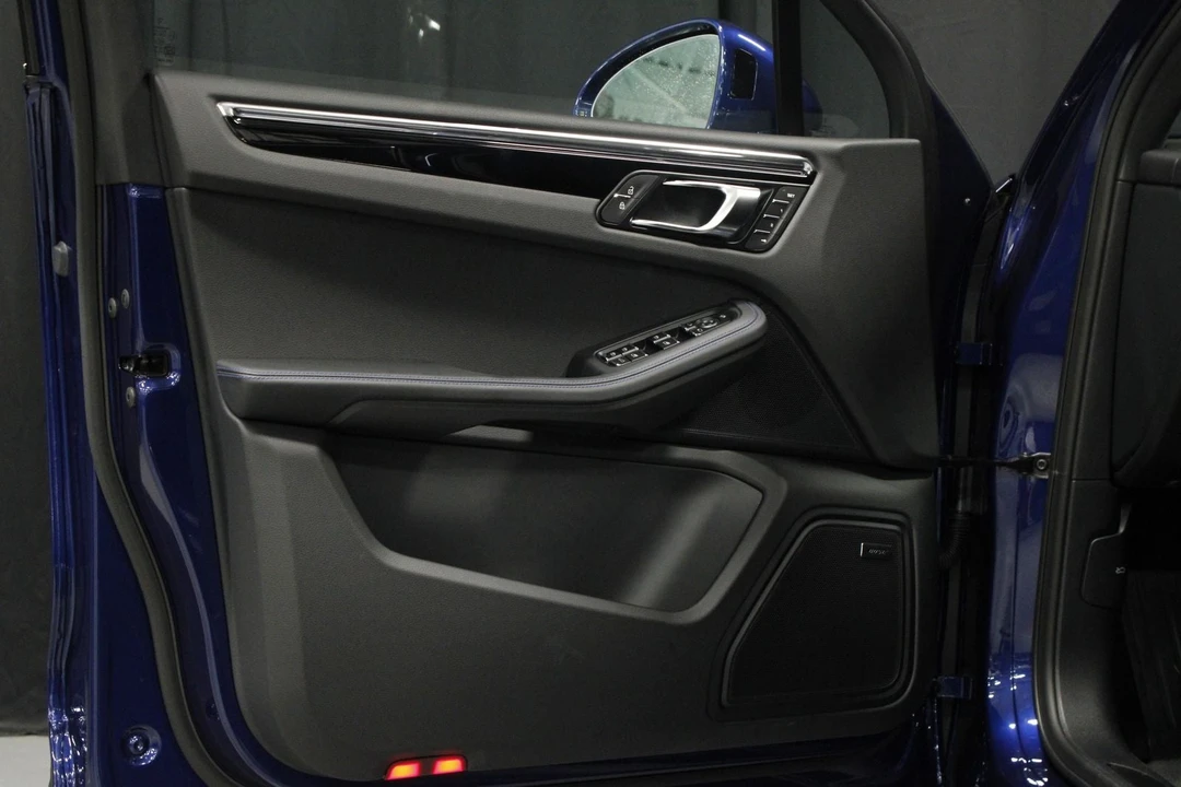 2026 Porsche Macan - Image 14 of 31