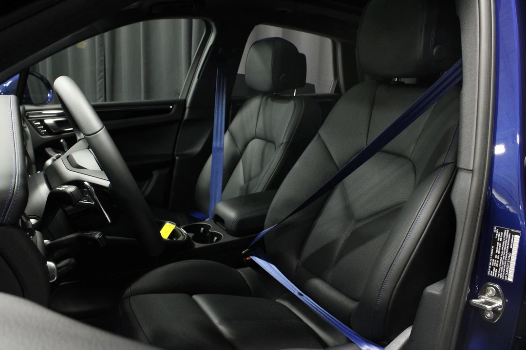 2026 Porsche Macan - Image 18 of 31