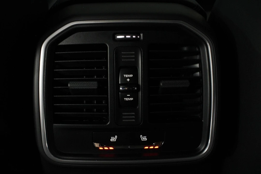 2026 Porsche Macan - Image 24 of 31