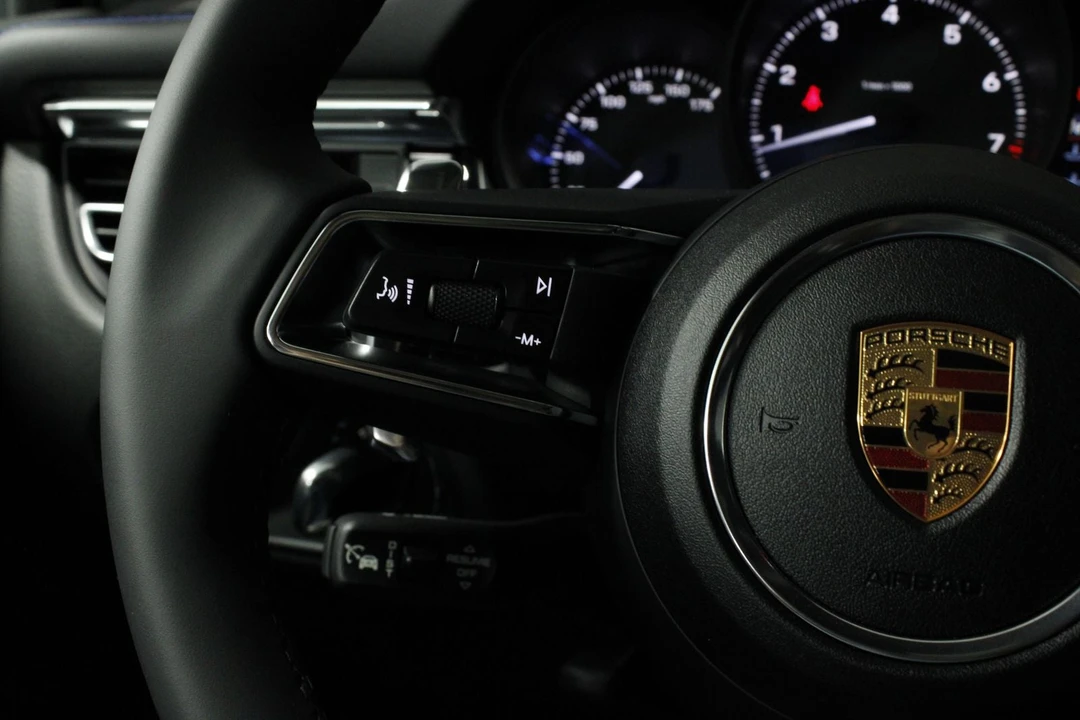 2026 Porsche Macan - Image 25 of 31
