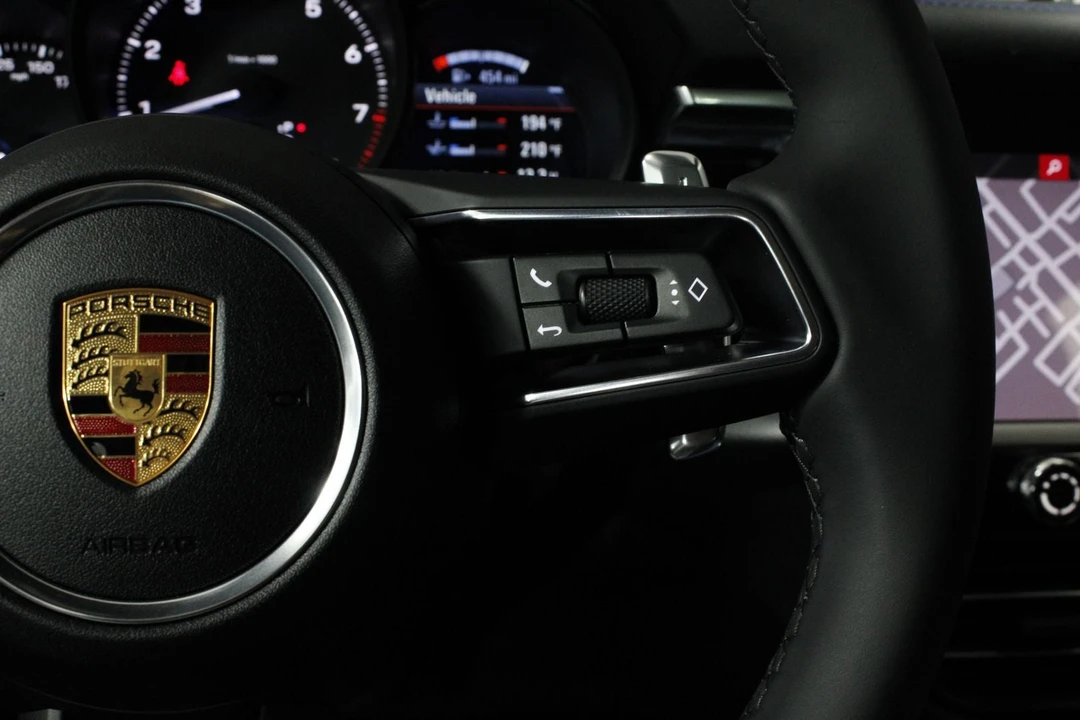 2026 Porsche Macan - Image 26 of 31