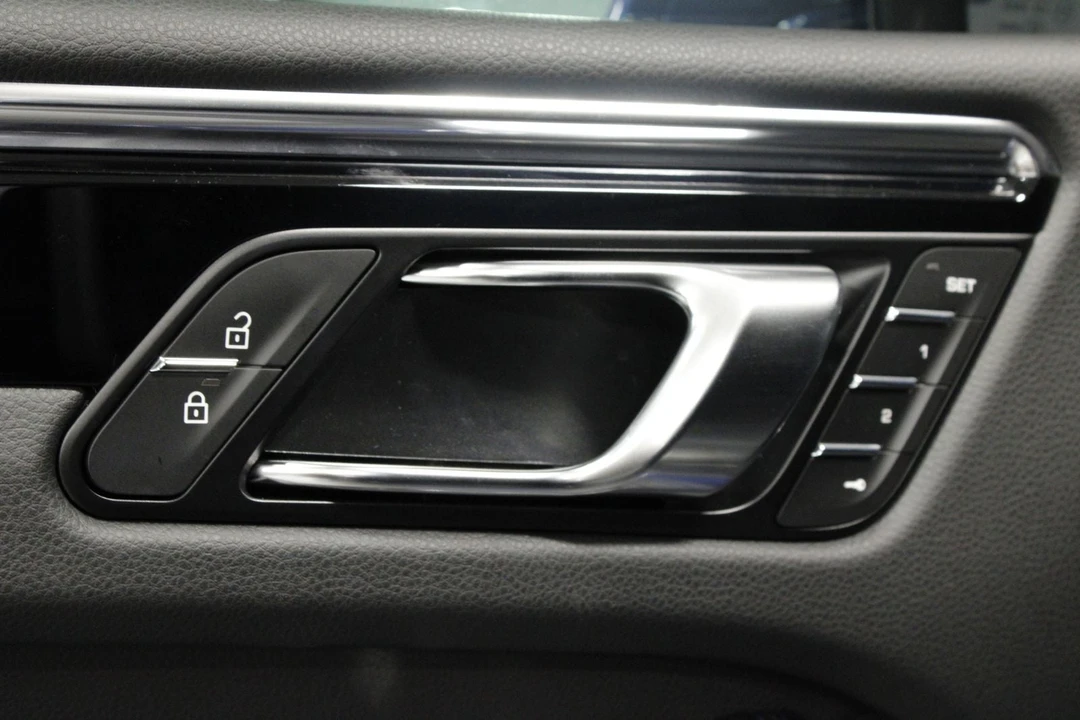 2026 Porsche Macan - Image 27 of 31