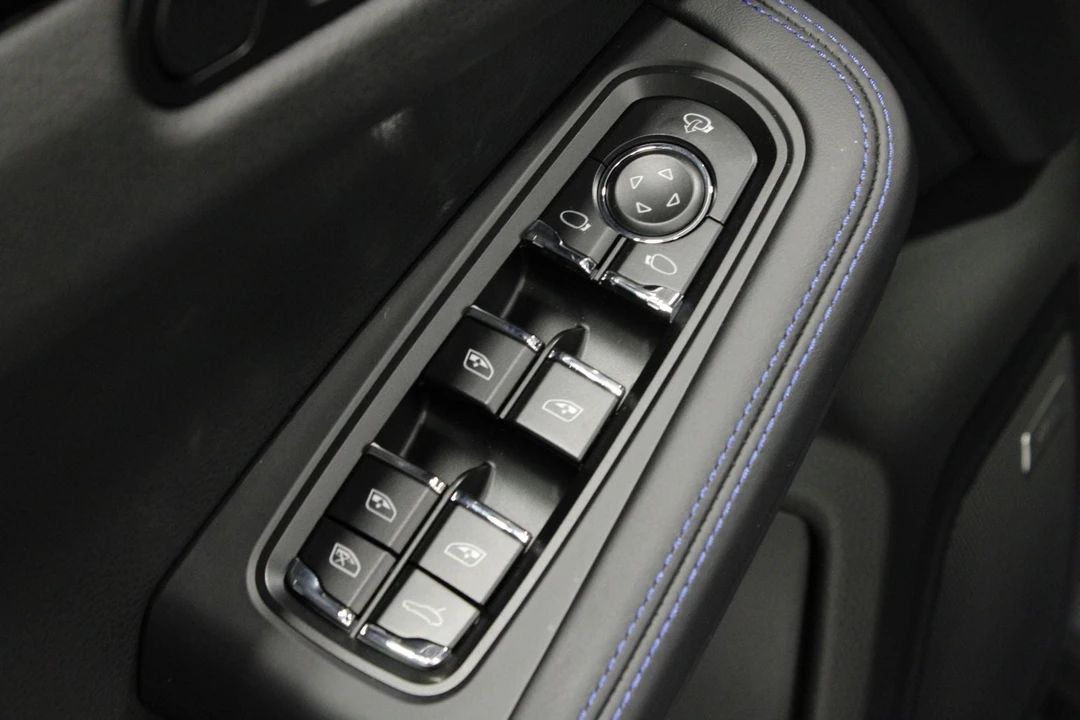 2026 Porsche Macan - Image 28 of 31