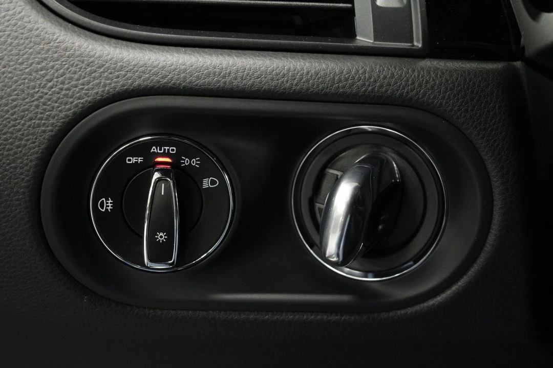 2026 Porsche Macan - Image 29 of 31
