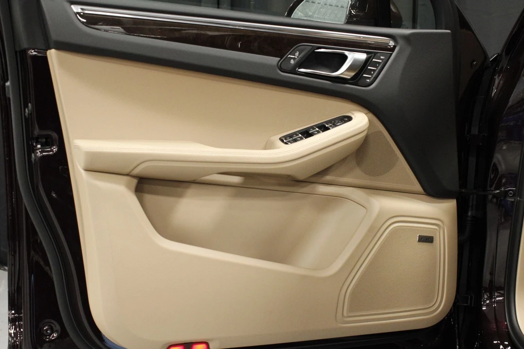 2026 Porsche Macan - Image 14 of 31