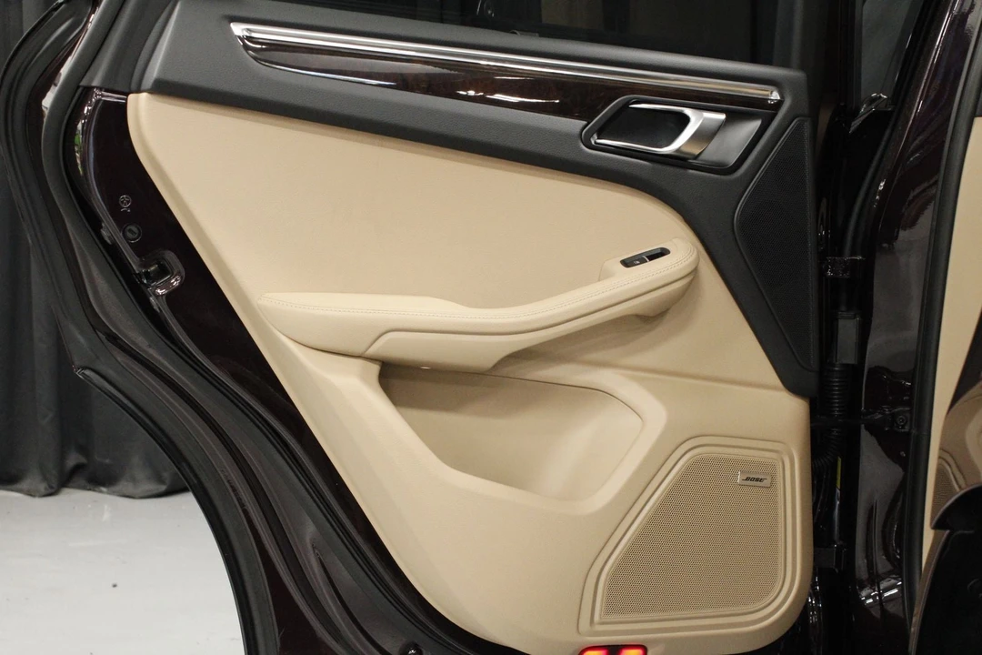 2026 Porsche Macan - Image 15 of 31