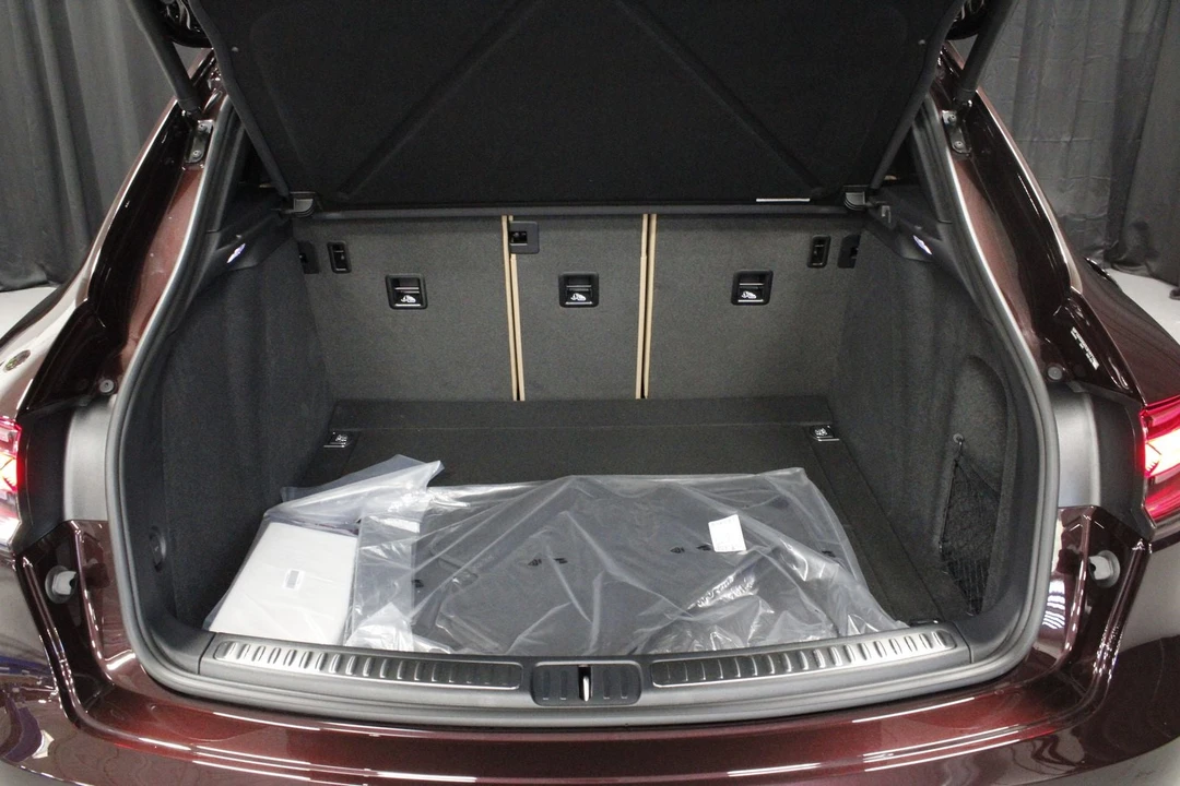 2026 Porsche Macan - Image 18 of 31