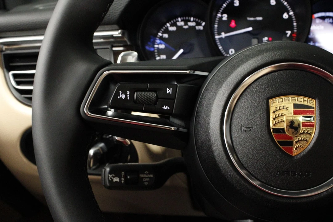 2026 Porsche Macan - Image 23 of 31