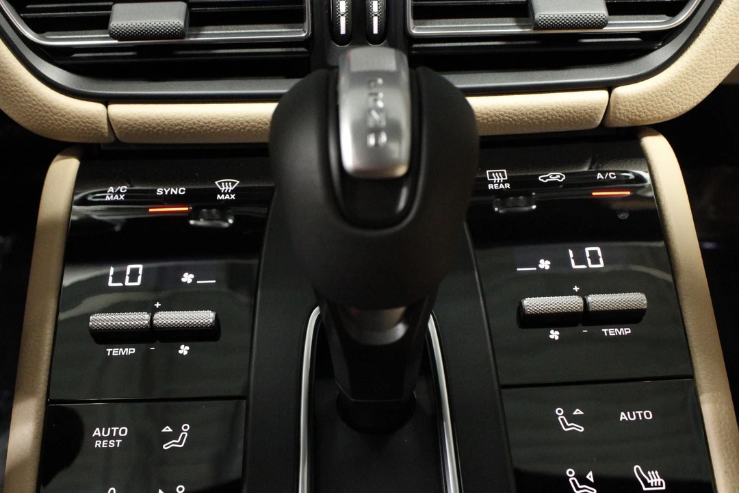 2026 Porsche Macan - Image 25 of 31