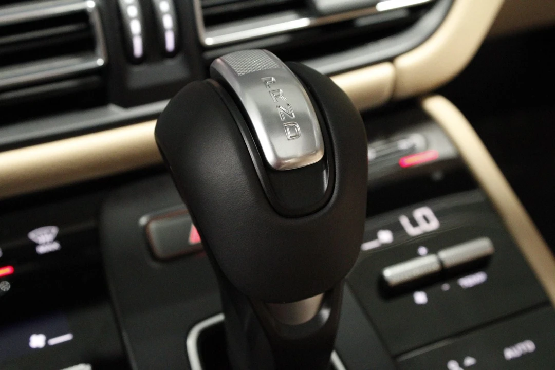 2026 Porsche Macan - Image 28 of 31