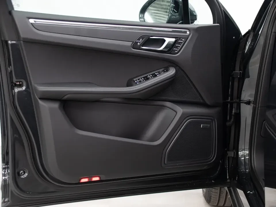 2026 Porsche Macan Electric - Image 15 of 20