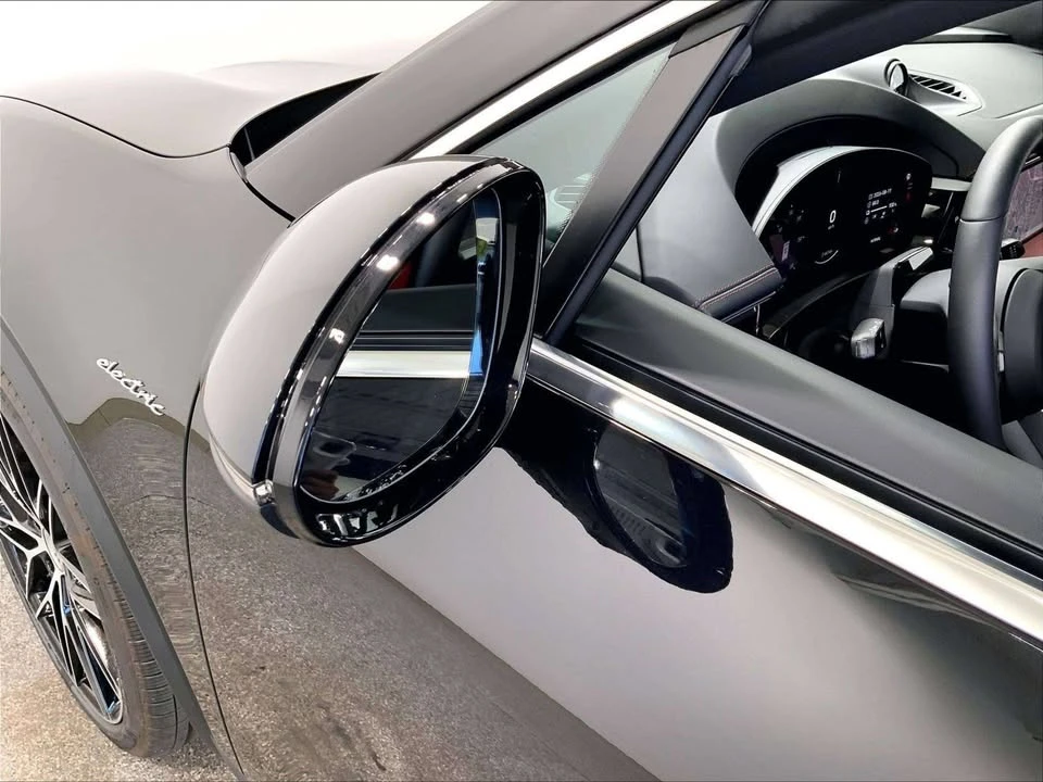 2026 Porsche Macan Electric - Image 13 of 20