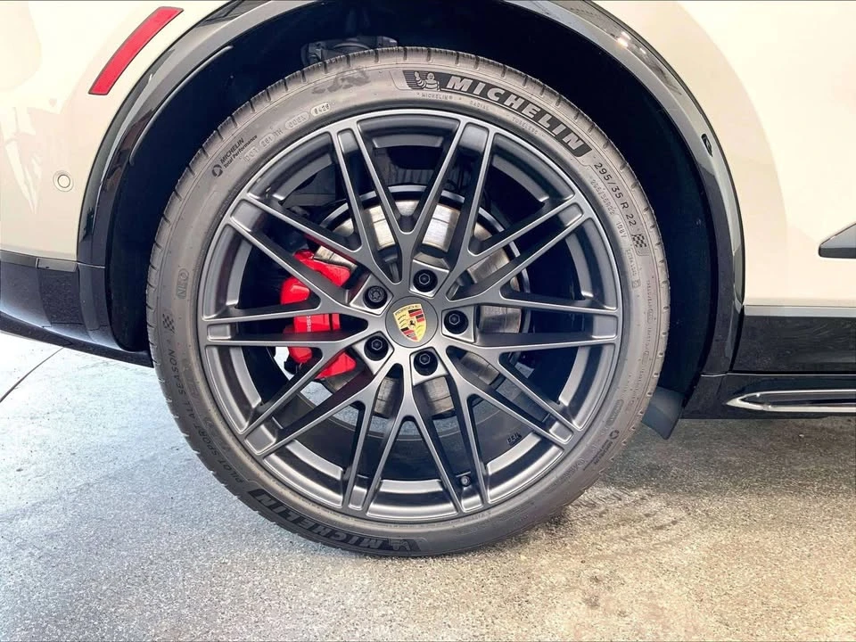 2026 Porsche Macan Electric - Image 18 of 20