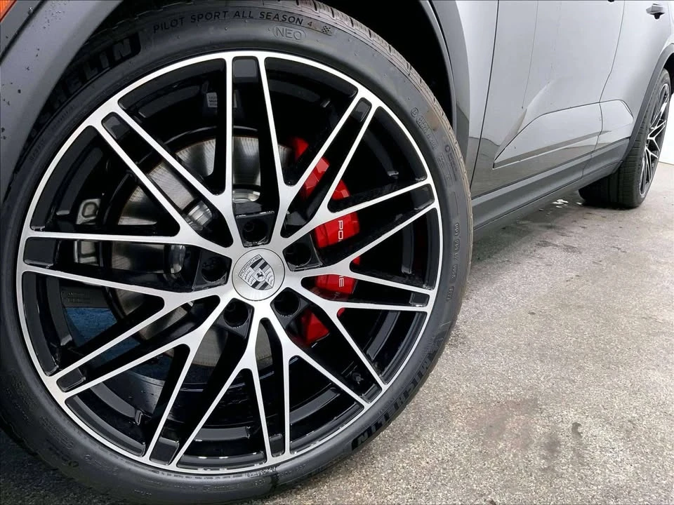 2026 Porsche Macan Electric - Image 17 of 20