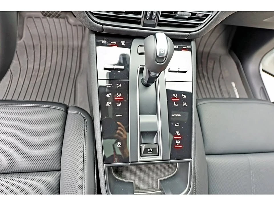 2026 Porsche Macan Electric - Image 14 of 19