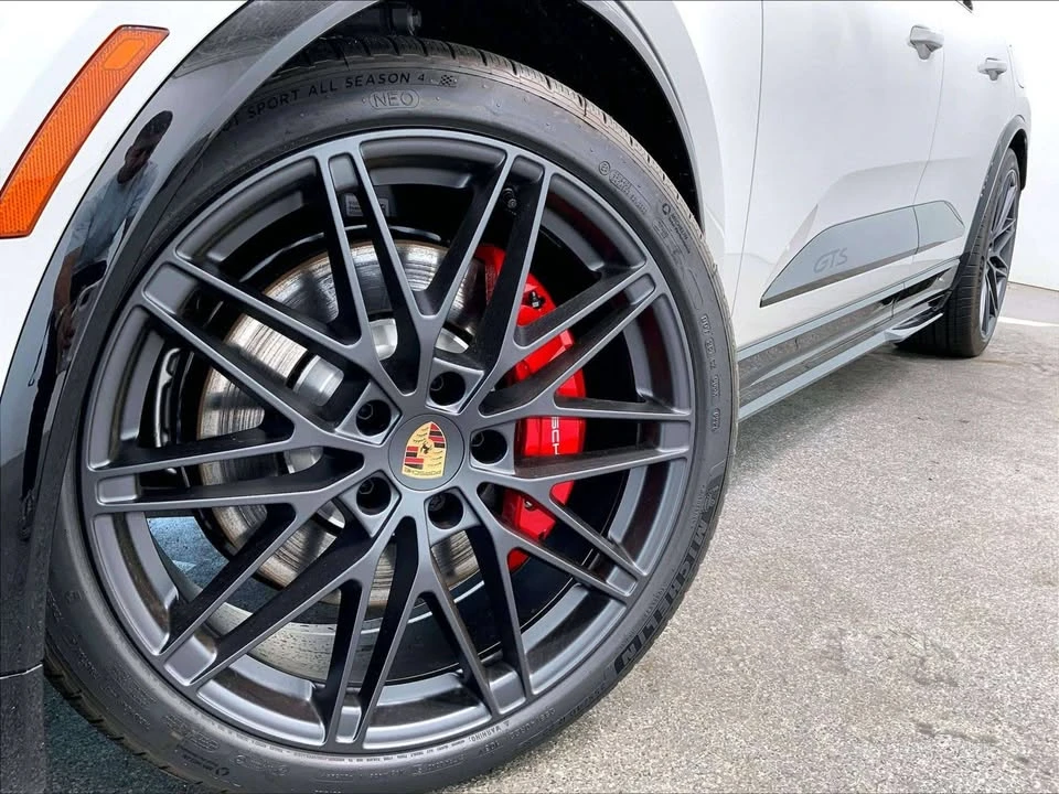 2026 Porsche Macan Electric - Image 17 of 20