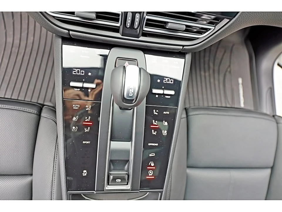 2026 Porsche Macan Electric - Image 15 of 19