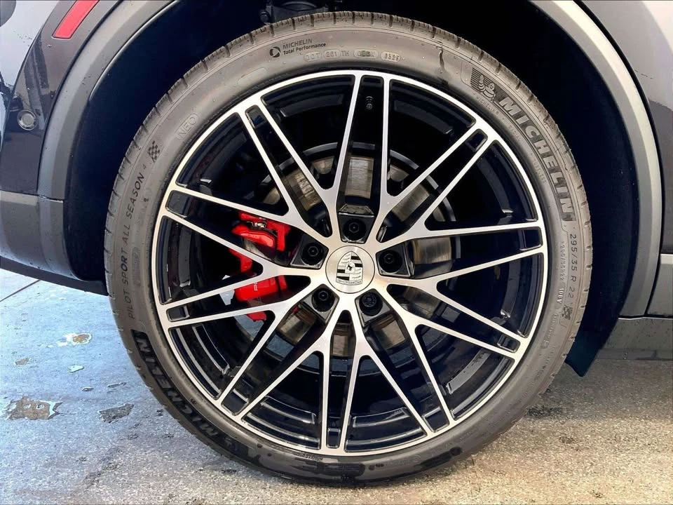 2026 Porsche Macan Electric - Image 18 of 20