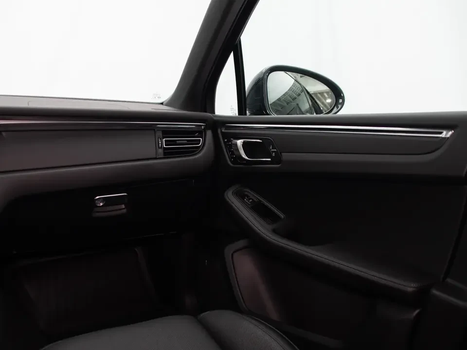 2026 Porsche Macan Electric - Image 17 of 20