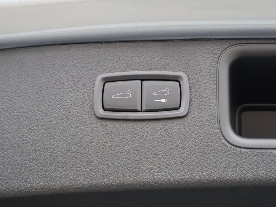 2026 Porsche Macan Electric - Image 18 of 20