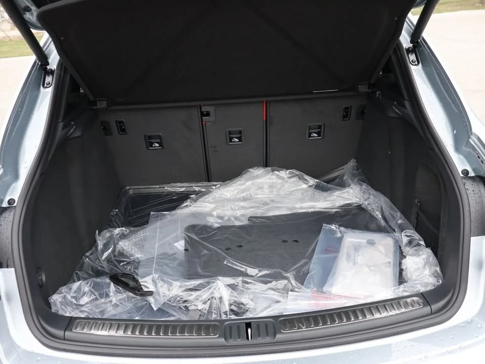 2026 Porsche Macan Electric - Image 17 of 20