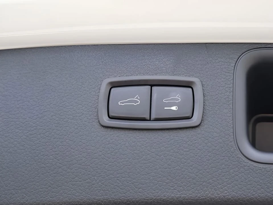 2026 Porsche Macan Electric - Image 18 of 20