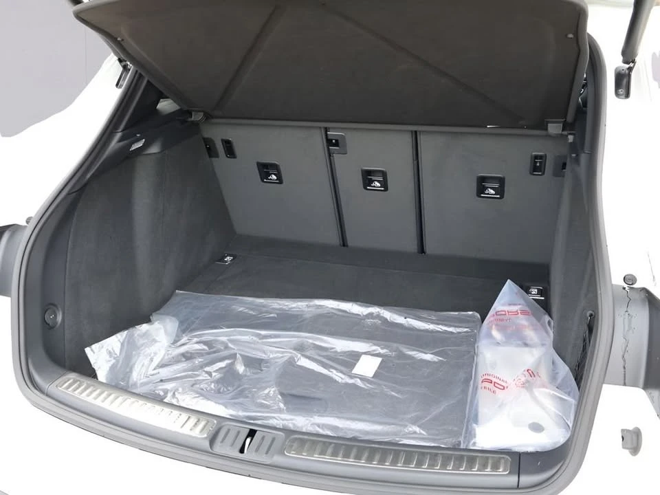 2026 Porsche Macan Electric - Image 17 of 20