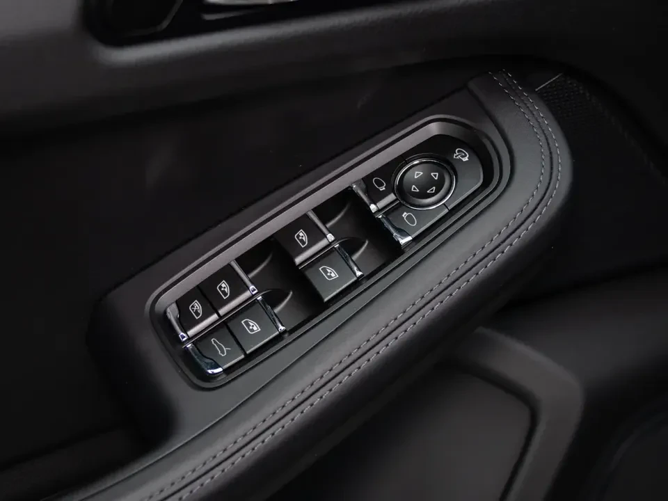 2026 Porsche Macan Electric - Image 18 of 20