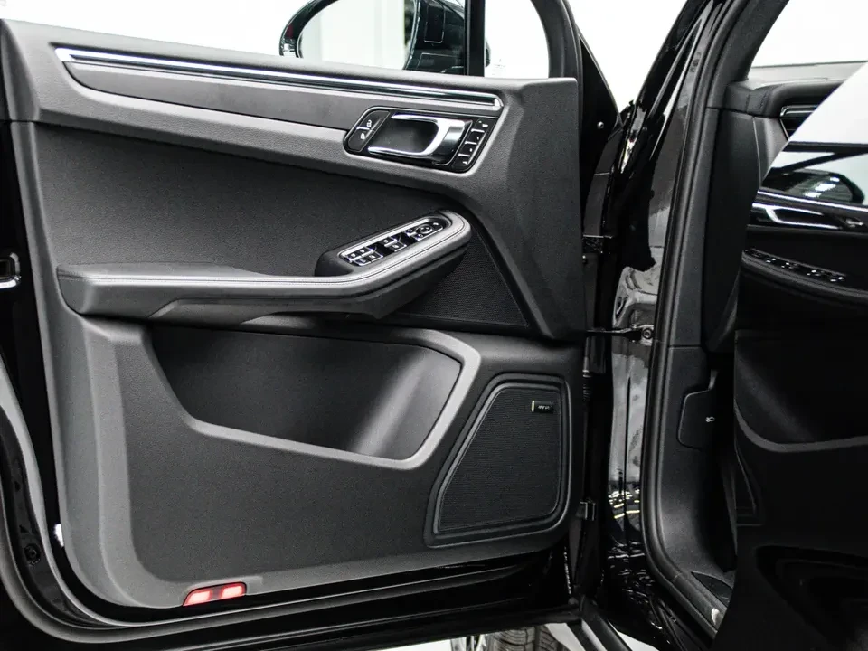 2026 Porsche Macan Electric - Image 18 of 20