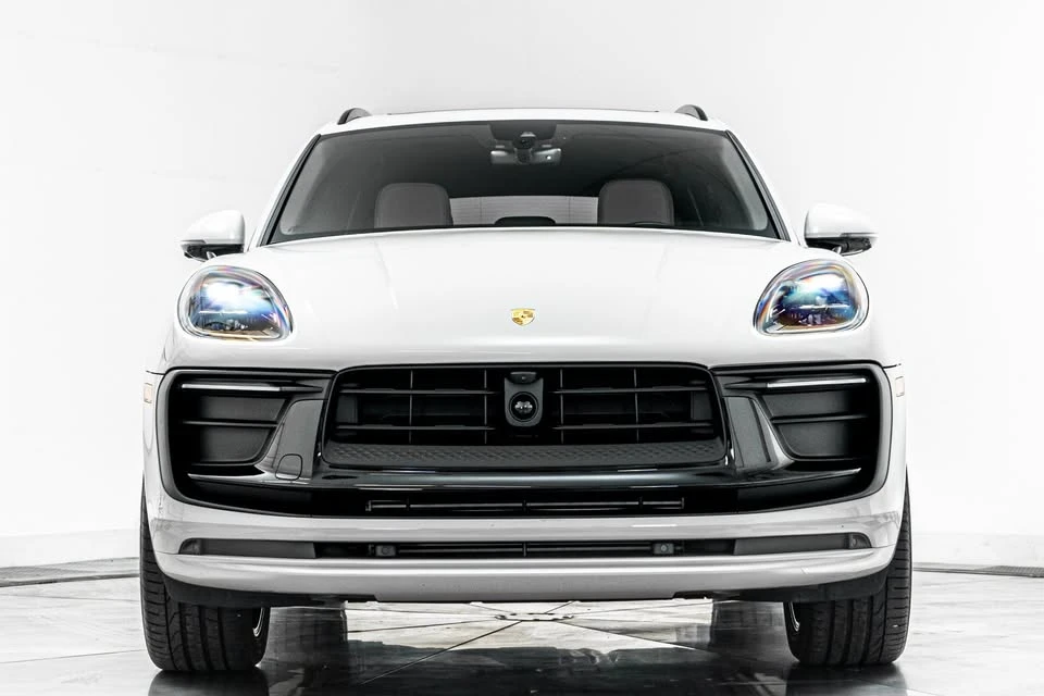 2026 Porsche Macan Electric - Image 3 of 15