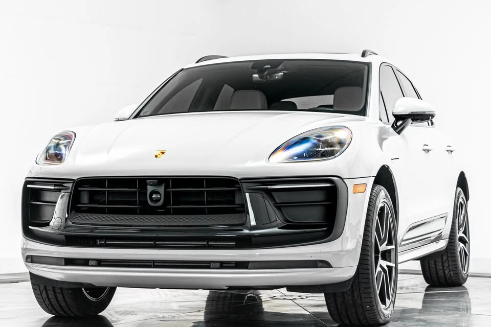 2026 Porsche Macan Electric - Image 4 of 15