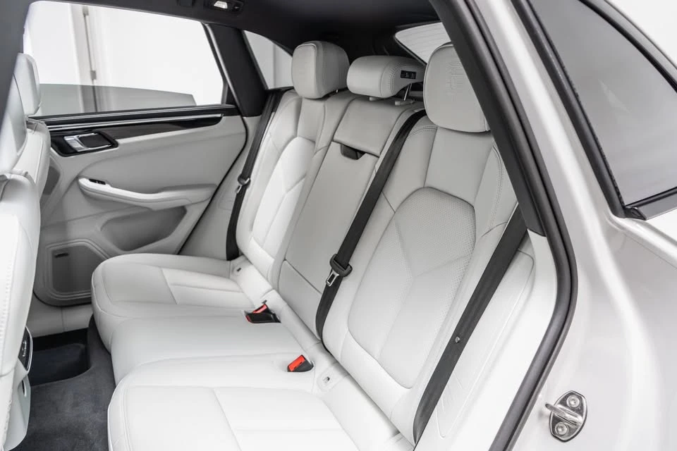 2026 Porsche Macan Electric - Image 12 of 15