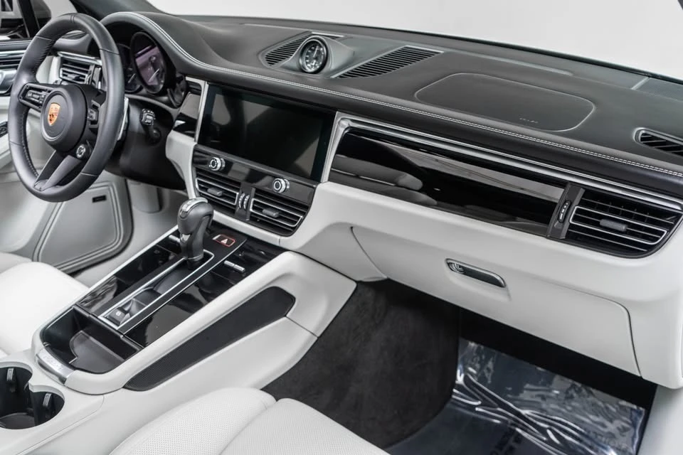 2026 Porsche Macan Electric - Image 10 of 15