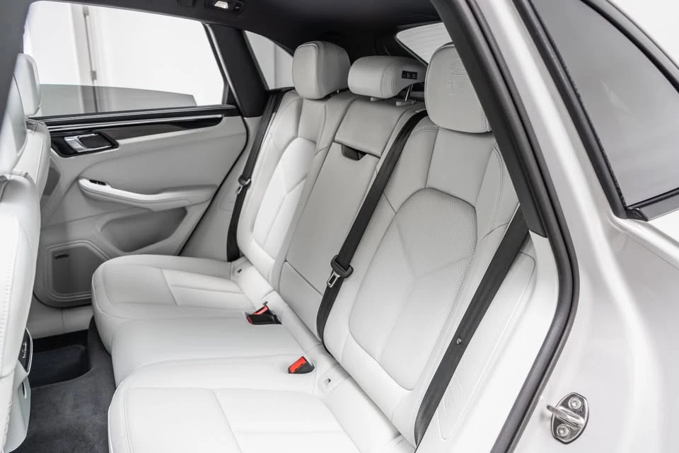 2026 Porsche Macan Electric - Image 12 of 15