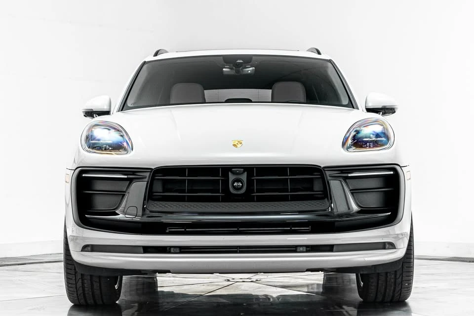 2026 Porsche Macan Electric - Image 3 of 15