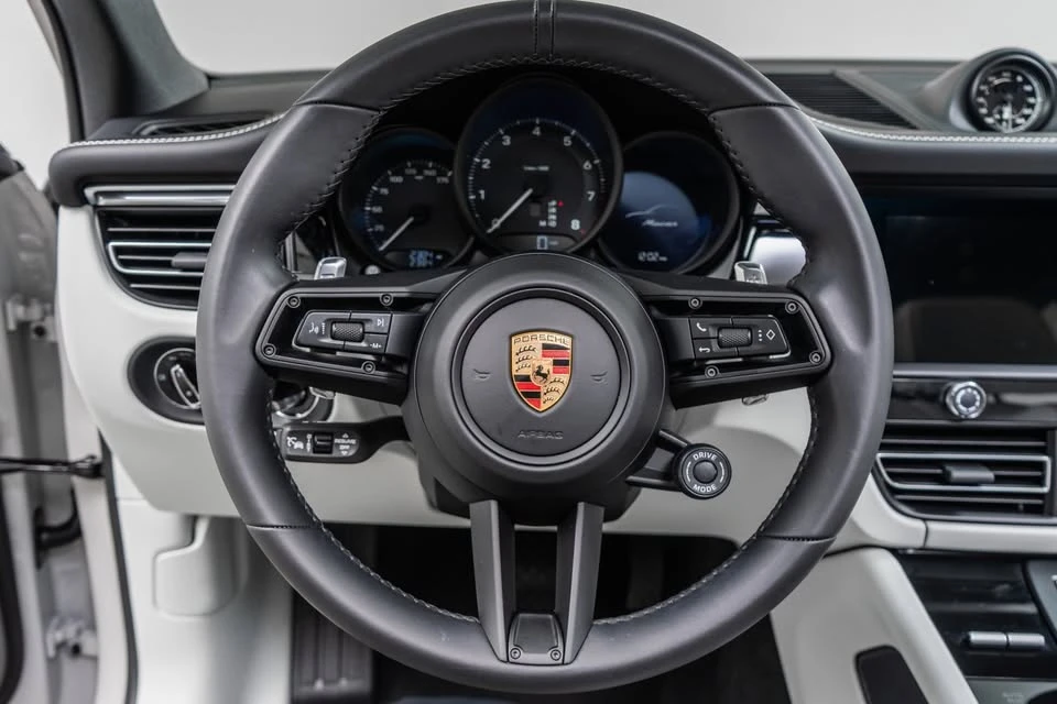2026 Porsche Macan Electric - Image 11 of 15