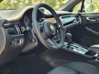 2026 Porsche Macan S - Image 29 of 31