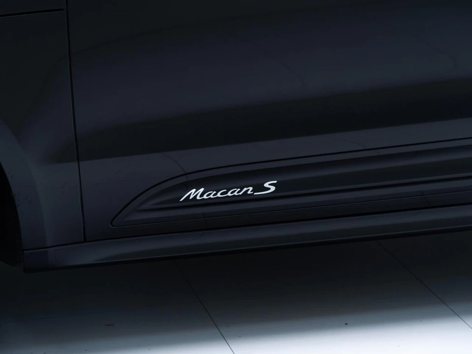 2026 Porsche Macan - Image 13 of 31