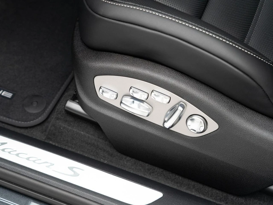 2026 Porsche Macan - Image 16 of 31