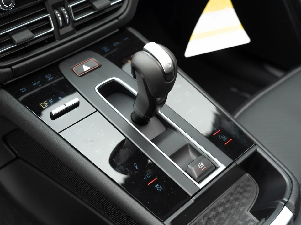 2026 Porsche Macan - Image 26 of 31