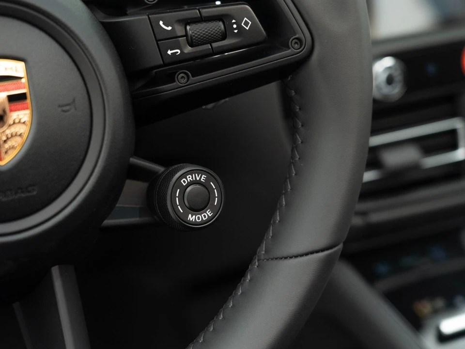 2026 Porsche Macan - Image 27 of 31
