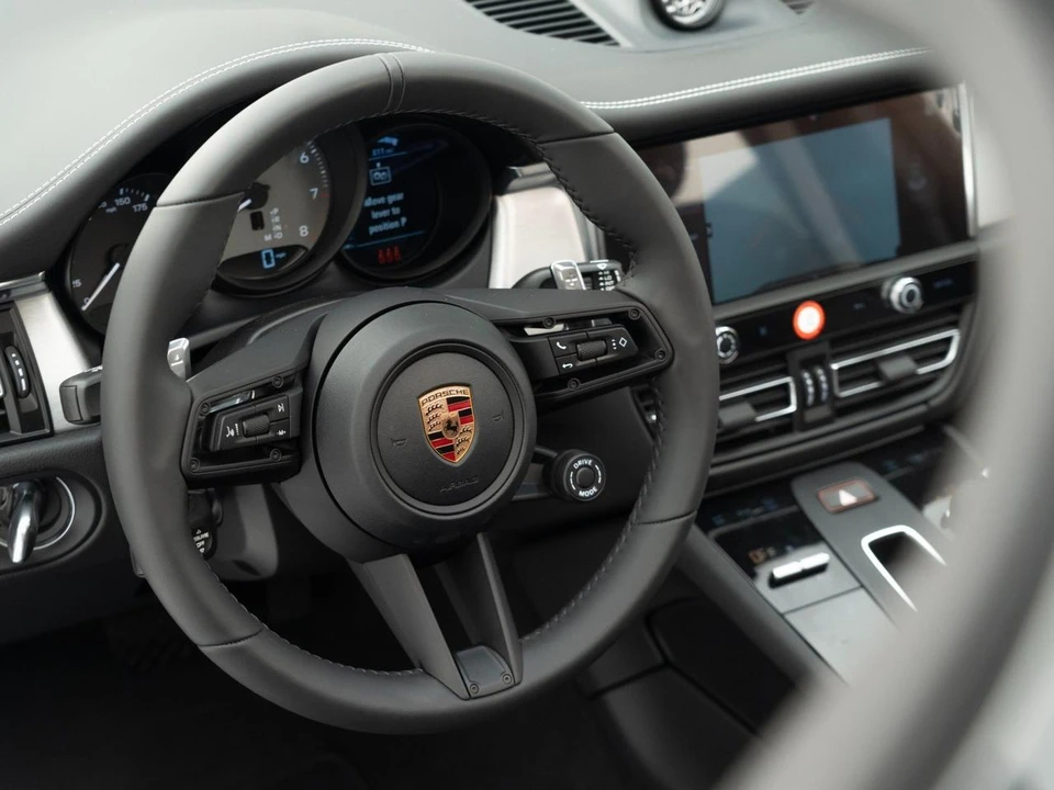 2026 Porsche Macan - Image 20 of 31