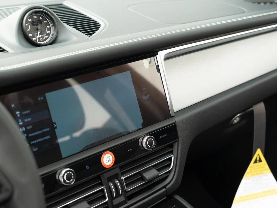 2026 Porsche Macan - Image 25 of 31