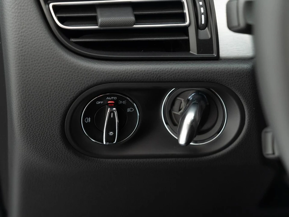2026 Porsche Macan - Image 28 of 31