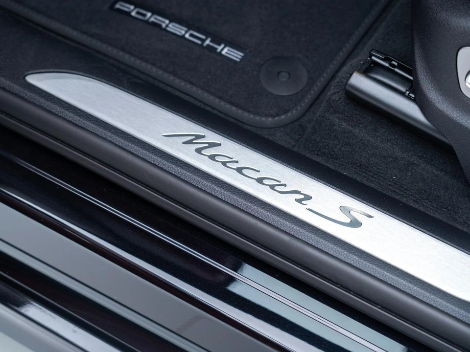 2026 Porsche Macan - Image 15 of 31