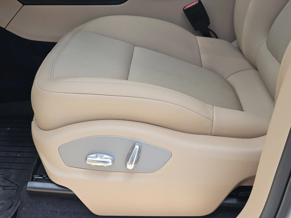 2026 Porsche Macan - Image 23 of 30