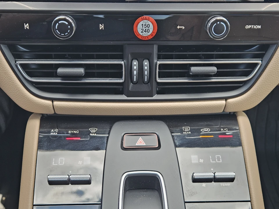 2026 Porsche Macan - Image 18 of 30