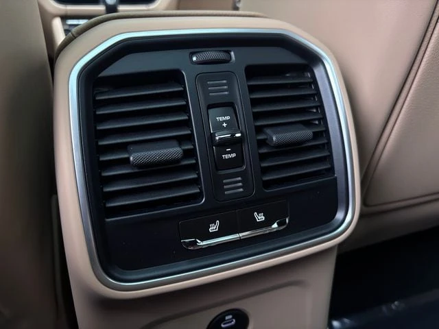 2026 Porsche Macan - Image 24 of 28