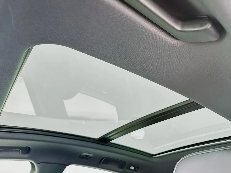 2026 Porsche Macan - Image 23 of 31