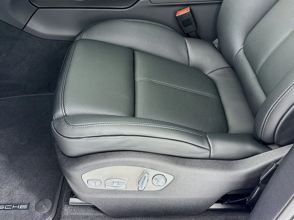 2026 Porsche Macan - Image 13 of 31